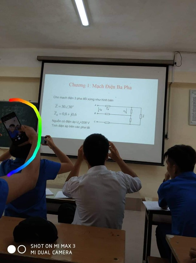 Sinh viên ghi chép bài: Cầm điện thoại chụp, nhưng có mở bài ra học không thì... chưa biết ảnh 2