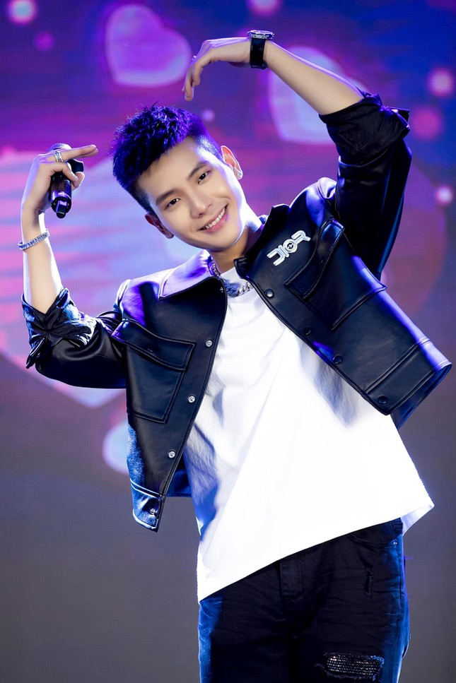 Những bức ảnh hiếm hoi của Quân A.P từ thời học phổ thông: Fan “thở phào” vì idol dậy thì thành công ảnh 7