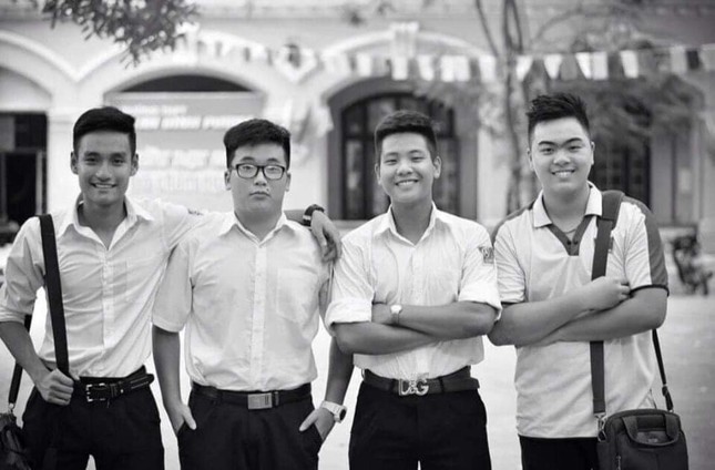 Những bức ảnh hiếm hoi của Quân A.P từ thời học phổ thông: Fan “thở phào” vì idol dậy thì thành công ảnh 2