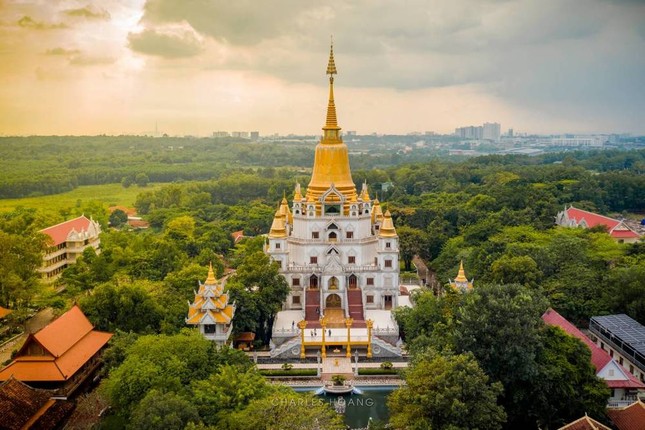 Địa điểm “check-in” cực đẹp của giới trẻ Sài Gòn: Ngôi chùa có bảo tháp cao nhất Việt Nam ảnh 1