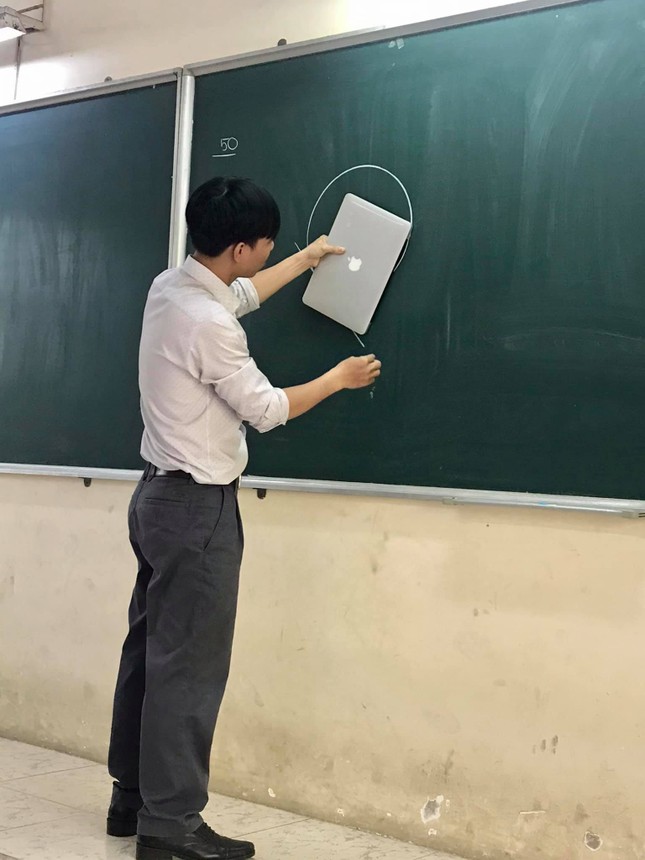 Thầy giáo chơi lớn “đu trend” cùng học sinh: Có tất cả nhưng lại thiếu thước kẻ! ảnh 2