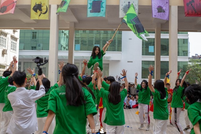 Thầy trò trường THPT Chuyên Sư Phạm “cháy” hết mình trong sự kiện Flashmob Day ảnh 1