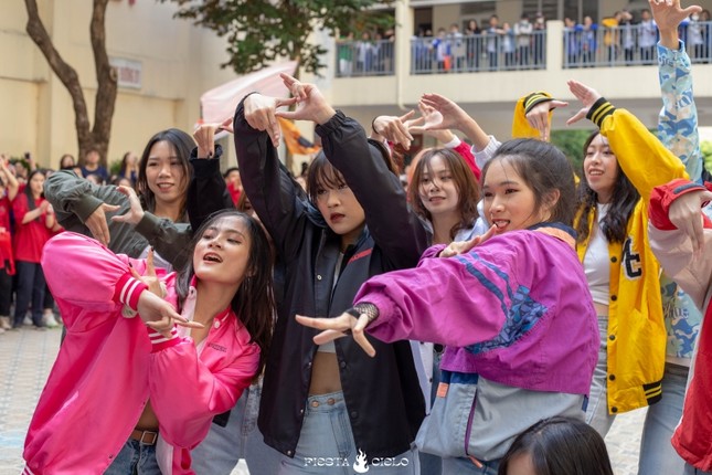 Thầy trò trường THPT Chuyên Sư Phạm “cháy” hết mình trong sự kiện Flashmob Day ảnh 2