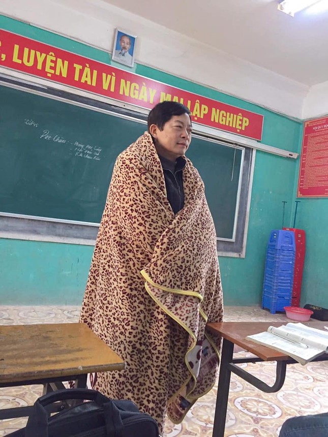 Thầy giáo đáng yêu nhất tháng 12: Mượn chăn của học sinh, vừa trùm kín người vừa giảng bài ảnh 2