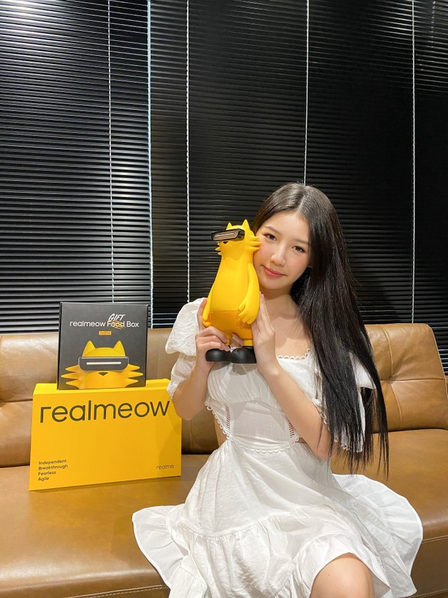 Ca sĩ ISAAC, Amee thích thú với linh vật của Realme: Chú mèo tạo xu hướng Realmeow ảnh 2