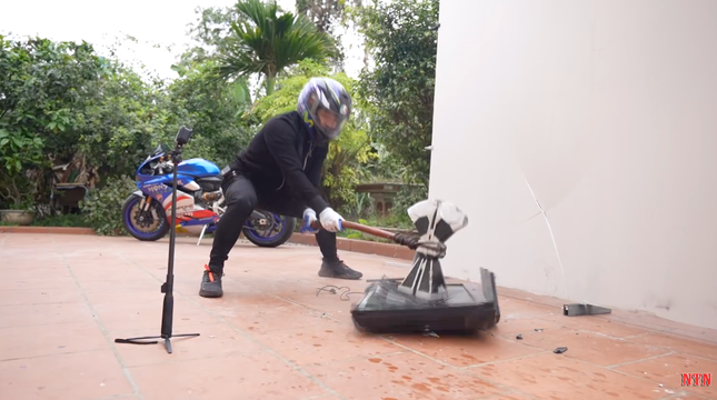 YouTuber NTN tiếp tục thực hiện clip dân mạng cho là “vô bổ“: Làm búa Thor phá huỷ mọi thứ ảnh 6