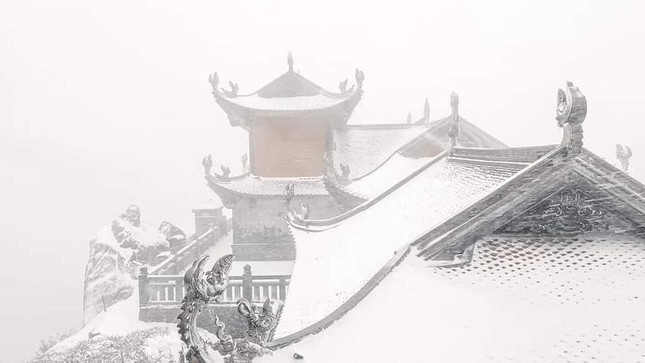 Tuyết rơi phủ dày trên đỉnh Fansipan (Lào Cai), khung cảnh đẹp tựa như phim cổ trang ảnh 5