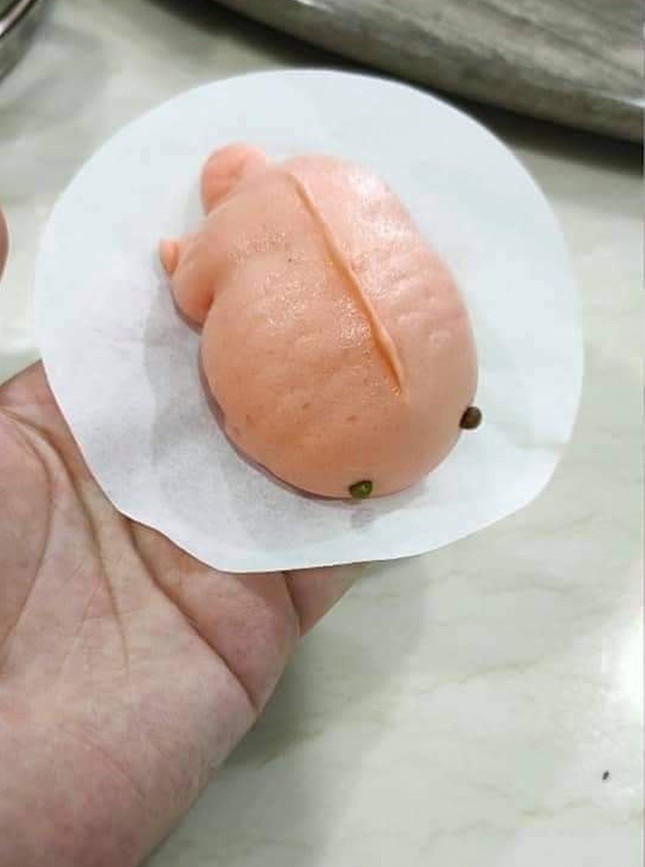 Thanh niên trổ tài làm bánh đãi khách dịp Tết, nhưng khi nhìn thành quả thì ai cũng “hết hồn“ ảnh 2