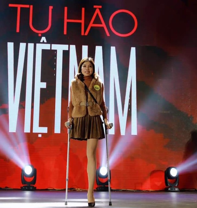 Nghị lực và nhan sắc gợi cảm của cô gái Tày nhảy múa chỉ với một chân ảnh 3