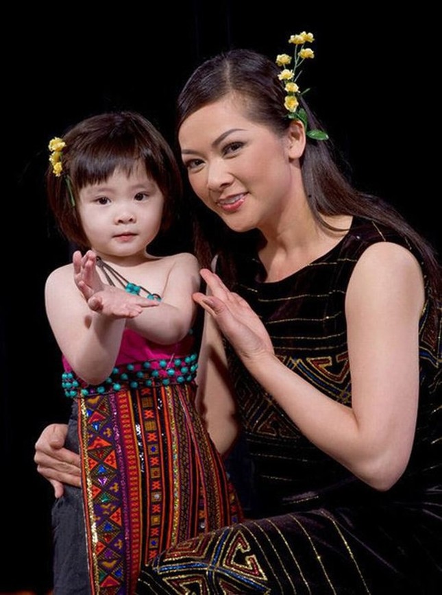 Con gái Như Quỳnh xuất hiện bên cạnh 'người tình không bao giờ cưới' của mẹ ảnh 1