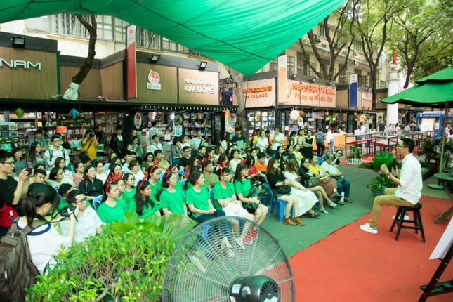 Nhà thơ bestseller Nguyễn Phong Việt tiết lộ về quà giáng sinh tặng độc giả ảnh 4
