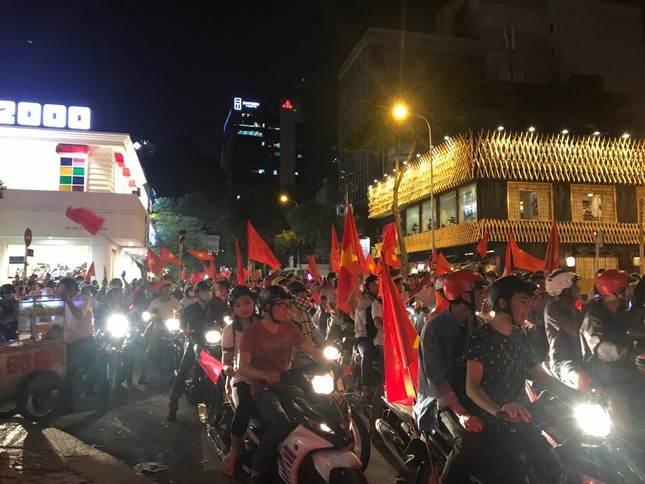 TPHCM: Xoong nồi xuống phố mừng U23 Việt Nam vào chung kết ảnh 13