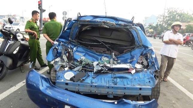 Xế hộp bẹp dúm sau cú tông liên hoàn giữa 4 ô tô ảnh 1