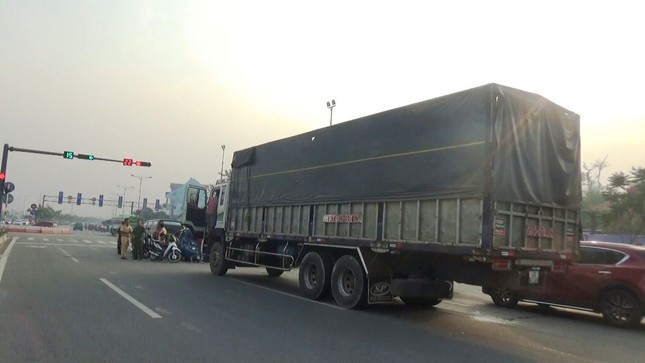 Xế hộp bẹp dúm sau cú tông liên hoàn giữa 4 ô tô ảnh 3