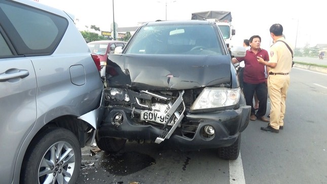 Xế hộp bẹp dúm sau cú tông liên hoàn giữa 4 ô tô ảnh 2