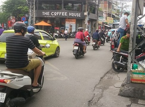 Tài xế mặc áo Grabbike rút 'hàng nóng' đâm gục người sau va chạm ảnh 1