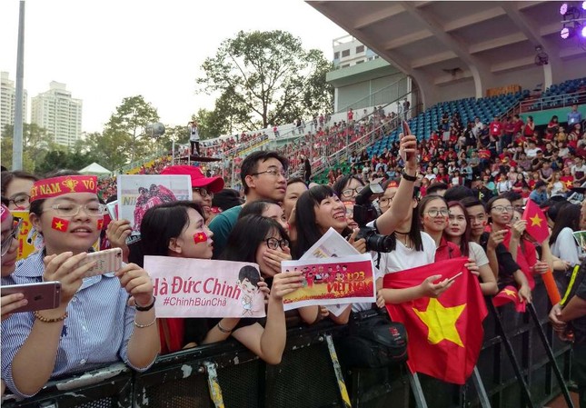 Những bóng hồng 'bùng cháy' cùng cầu thủ U23 Việt Nam ảnh 4