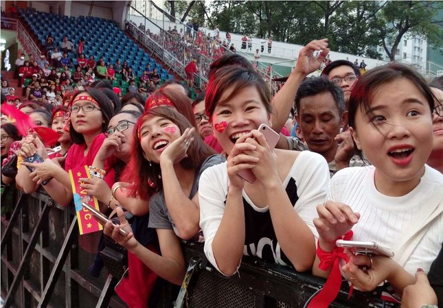 Những bóng hồng 'bùng cháy' cùng cầu thủ U23 Việt Nam ảnh 8