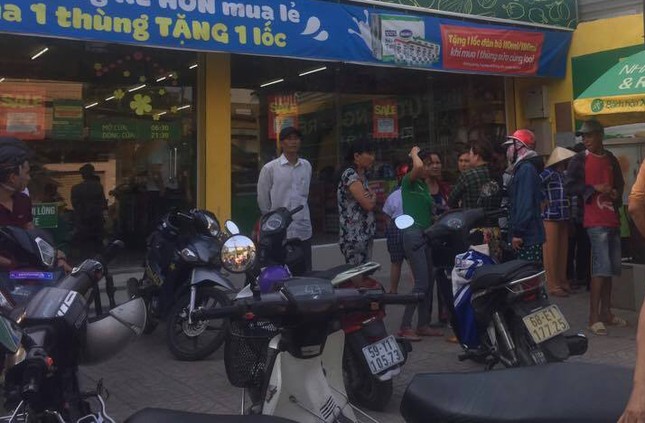Người đàn ông đổ xăng lên người rồi châm lửa ở vỉa hè Sài Gòn ảnh 1