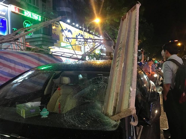 Sập giàn giáo đè hai ô tô ở trung tâm TPHCM ảnh 2
