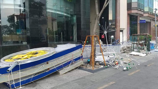 Cổng chào phố đi bộ Nguyễn Huệ ngã đè người đi xe máy ảnh 2