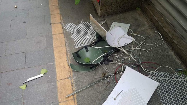 Cổng chào phố đi bộ Nguyễn Huệ ngã đè người đi xe máy ảnh 1