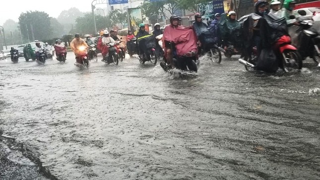 Giao thông cửa ngõ Tân Sơn Nhất tê liệt sau cơn mưa ảnh 1
