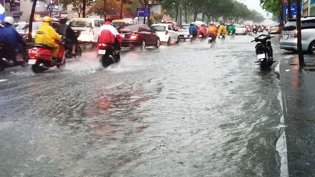 Giao thông cửa ngõ Tân Sơn Nhất tê liệt sau cơn mưa ảnh 5