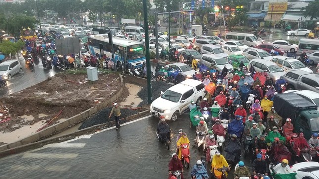 Giao thông cửa ngõ Tân Sơn Nhất tê liệt sau cơn mưa ảnh 9