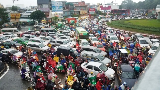 Giao thông cửa ngõ Tân Sơn Nhất tê liệt sau cơn mưa ảnh 6