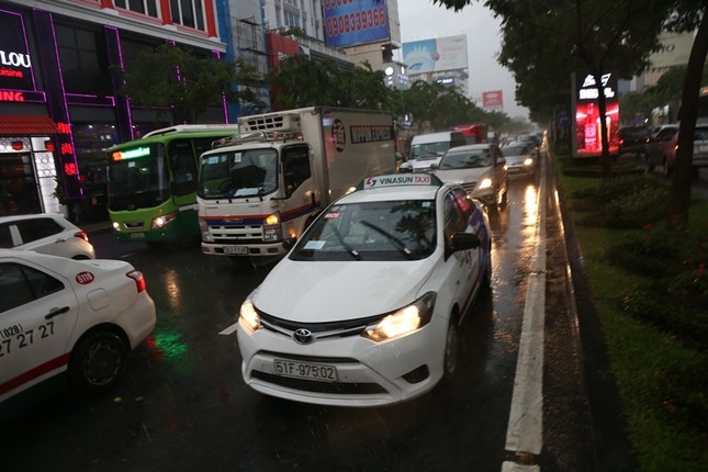 Giao thông cửa ngõ Tân Sơn Nhất tê liệt sau cơn mưa ảnh 11