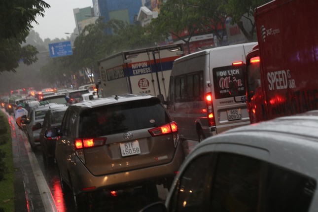 Giao thông cửa ngõ Tân Sơn Nhất tê liệt sau cơn mưa ảnh 10