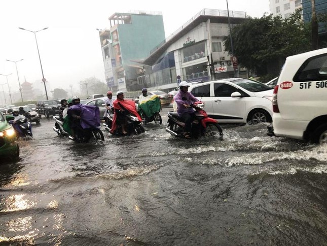 Giao thông cửa ngõ Tân Sơn Nhất tê liệt sau cơn mưa ảnh 2