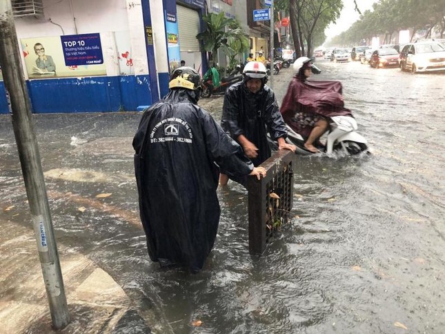 Giao thông cửa ngõ Tân Sơn Nhất tê liệt sau cơn mưa ảnh 3