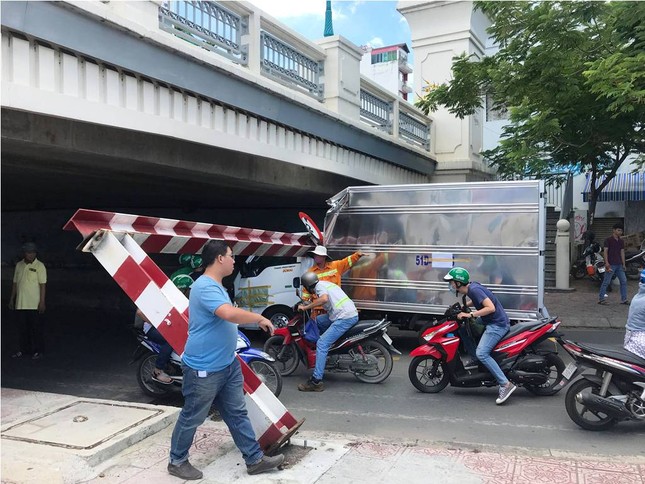 Xe tải kéo ngã thanh barie, nhiều người hoảng hồn ảnh 1