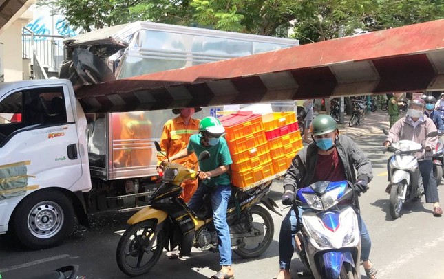 Xe tải kéo ngã thanh barie, nhiều người hoảng hồn ảnh 2