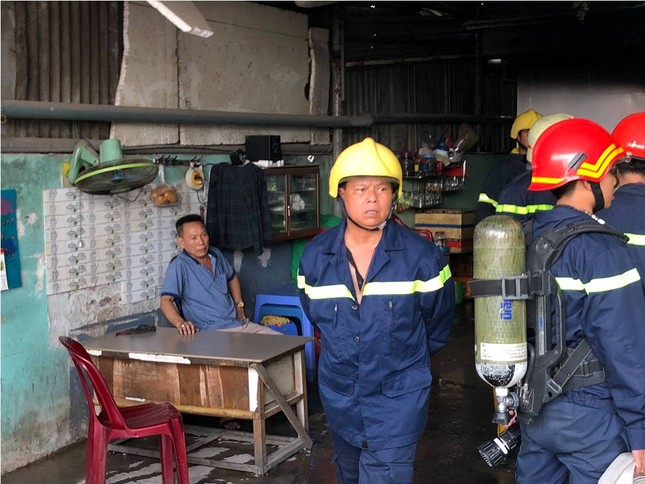 Người đàn ông say rượu đốt nhà khiến khu dân cư Sài Gòn náo loạn ảnh 2