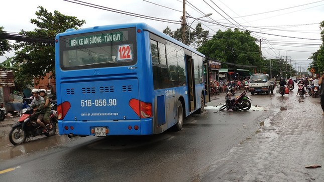 Xe máy đối đầu xe buýt, 2 người thương vong ảnh 1