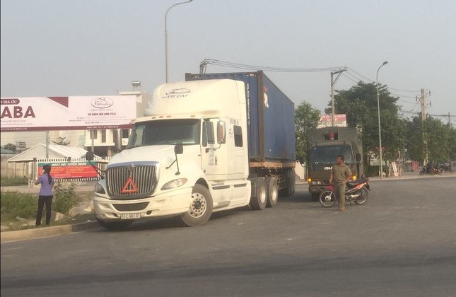 Xe container cán chết người ở Sài Gòn rồi bỏ chạy ảnh 1