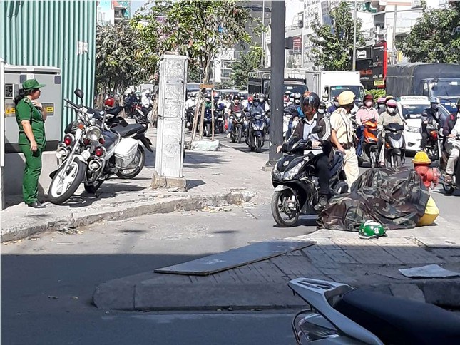 Nam thanh niên nhập viện vì bị tấm gỗ công trình cao ốc rơi trúng đầu ảnh 1