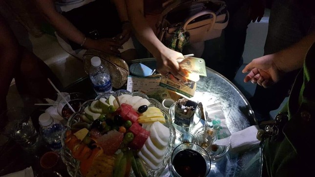 Hàng trăm dân chơi phê ma túy trong quán bar ở Sài Gòn ảnh 1