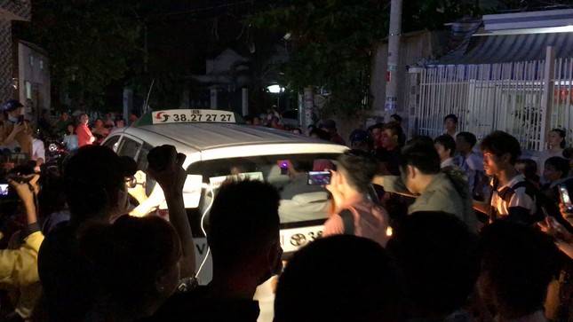Kết thúc khám xét, công an áp giải Phúc XO rời nhà ảnh 2