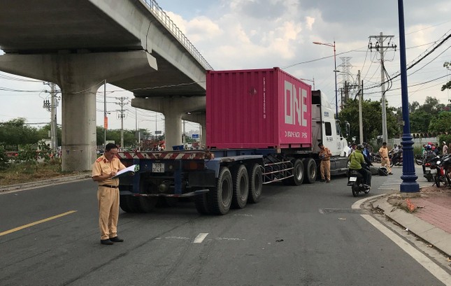 Bị xe container cuốn vào gầm, 2 người phụ nữ thương vong ảnh 1