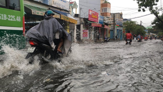 Mưa 30 phút, đường tốn trăm tỷ chống ngập vẫn lênh láng nước ảnh 1