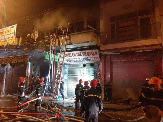 Giải cứu hai cụ già trong căn nhà cháy lớn ở trung tâm Sài Gòn ảnh 1