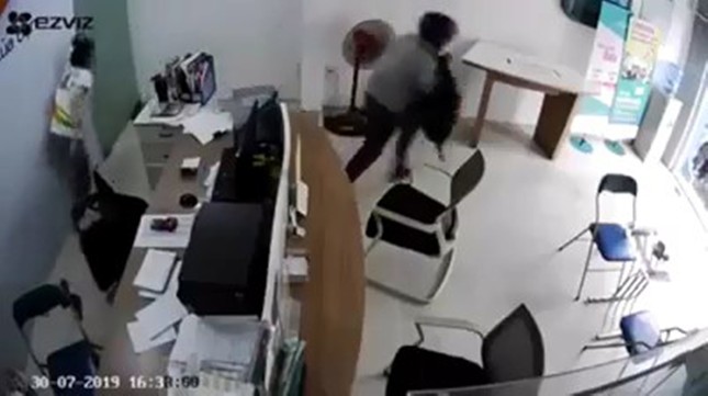 Nữ nhân viên cửa hàng điện thoại tay không chống trả tên cướp có dao ảnh 3
