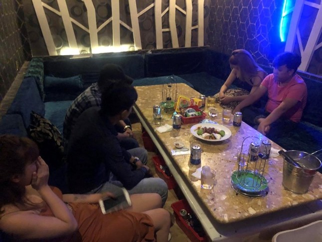 Công an đột kích nhà hàng ở Sài Gòn cho nhân viên mặc ‘mát mẻ’ tiếp khách ảnh 2