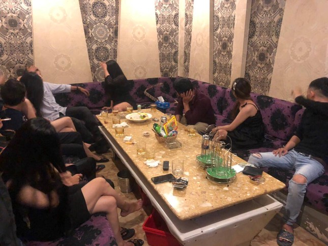 Công an đột kích nhà hàng ở Sài Gòn cho nhân viên mặc ‘mát mẻ’ tiếp khách ảnh 1