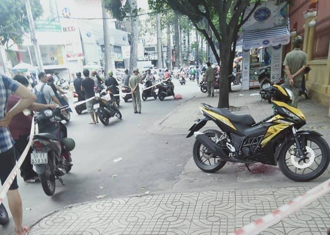Người đàn ông bị truy đuổi, chém đứt gần lìa cánh tay ở trung tâm Sài Gòn ảnh 1
