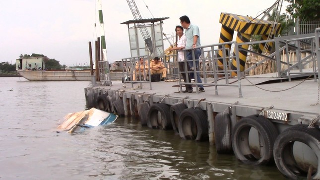 Xà lan gần 2.000 tấn tông sập cầu cảng, chìm ca nô trên sông Sài Gòn ảnh 2